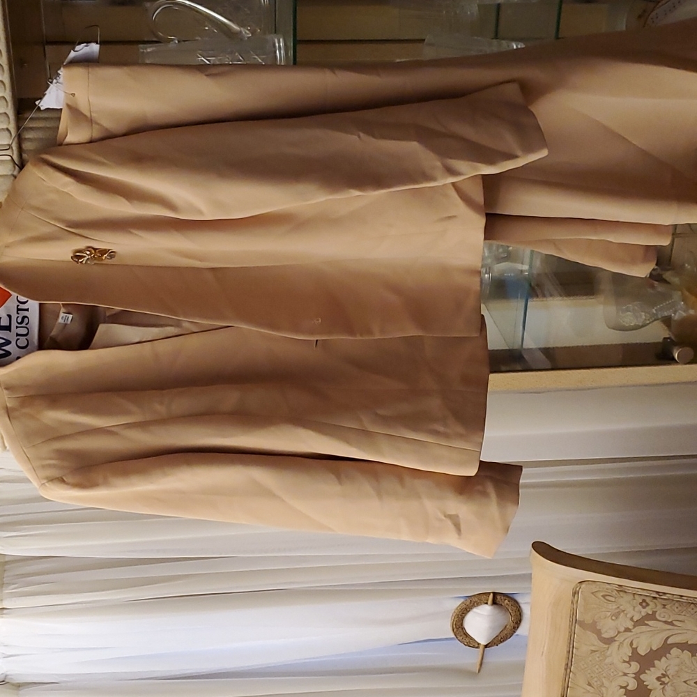 SALE 4pc women  gorgeous suit  gold sz 20  includes borch